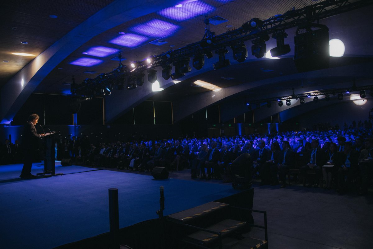 Foro_MAD's tweet photo. 🔵🇦🇷 @JMilei interviene en V Encuentro Regional de Foro Madrid en Chile y hace un llamamiento a la unidad de los patriotas:

«Debemos concentrarnos en lo que nos une. Tenemos que unir fuerzas para ir hacia adelante. Al mal organizado se le vence con el bien organizado». https://t.co/6kUkrCEoBT