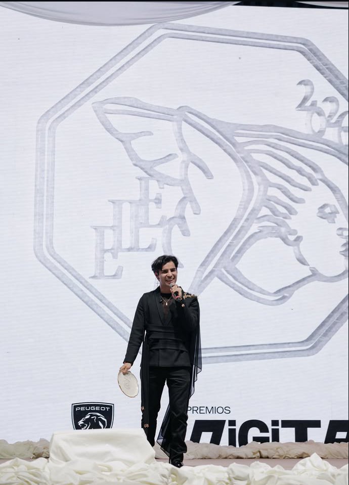 AaMercuryStats's tweet photo. AARON EN PREMIOS DIGITELLE
#DigitELLE #AaronMercury https://t.co/CNGOnUTC6f