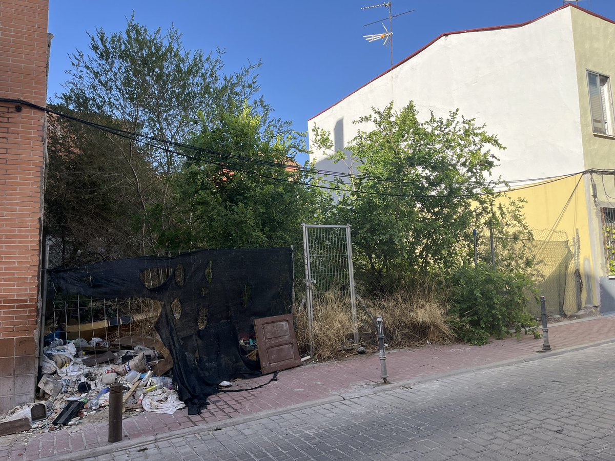 VKenaccion's tweet photo. Mientras en #PuentedeVallecas vivimos hacinados en habitaciones, hay 4 solares en C/Tomas García esperando construir para solucionar el problema de vivienda.

La gestión municipal tiene competencias.
#Distrito13 
@Gacetinmadrid 

https://t.co/mOOQIOgpwZ https://t.co/Ud7XpsyZCp