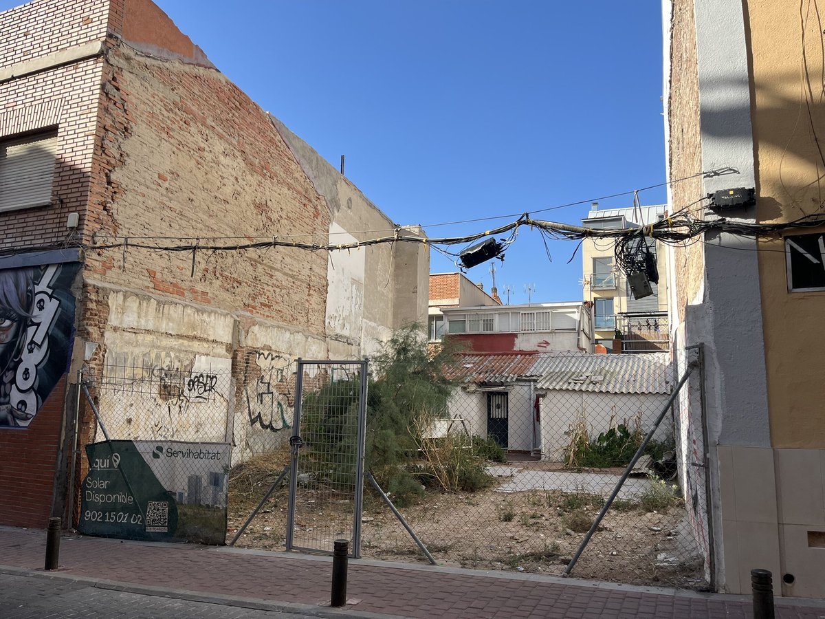 VKenaccion's tweet photo. Mientras en #PuentedeVallecas vivimos hacinados en habitaciones, hay 4 solares en C/Tomas García esperando construir para solucionar el problema de vivienda.

La gestión municipal tiene competencias.
#Distrito13 
@Gacetinmadrid 

https://t.co/mOOQIOgpwZ https://t.co/Ud7XpsyZCp