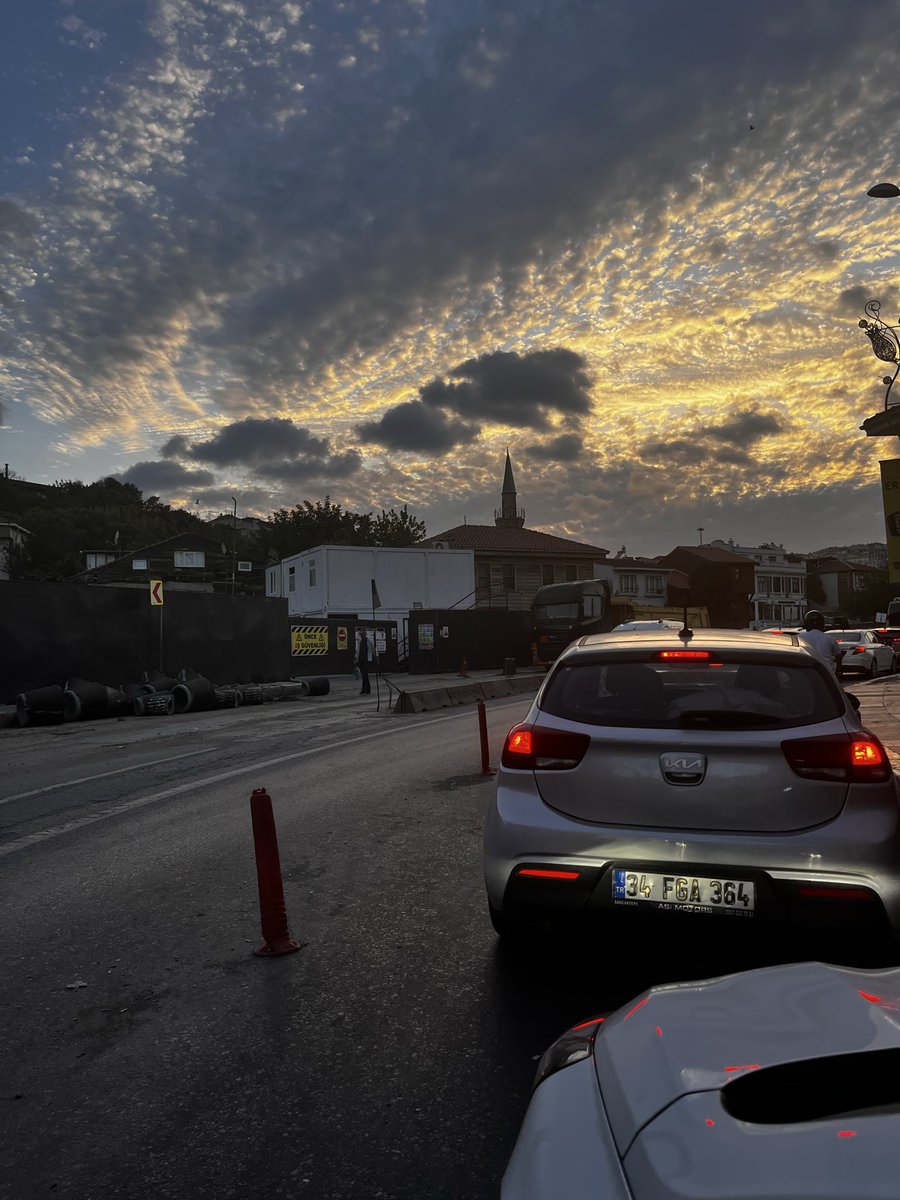 dusuncelli's tweet photo. Eyüp giriş’te şerit kapatmalı (hem gidişten hem gelişten) bir yol düzenleme çalışması için koca yaz sezonunu es geçip okulların açılmasına 1 hafta kalayı seçmeniz belediyecilik adına ibretlik gerçekten @eyupbelediyesi https://t.co/5wEAuo8COt