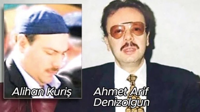 vefa_yurekli's tweet photo. 🚨 ÖZEL | ALİHAN KURİŞ’E UZANAN DENİZOLGUN DOSYASINDA İLK GÖZALTI: 8,5 SAATLİK KAYIP ZAMANIN MERKEZİNDEKİ, İLK ÖLÜ MUAYENESİNİ YAPAN HİSAR HOSPITAL’IN ESKİ BAŞHEKİMİ YAKALANDI!

🔴Eski Ulaştırma Bakanı ve Süleymancılar yapılanmasının eski lideri Arif Ahmet Denizolgun’un şüpheli ölümüne ilişkin soruşturmada ilk gözaltı gerçekleştirildi.

🔺Denizolgun’un özel doktoru Nurettin Demirkol, “yalan tanıklık” iddiasıyla görev yaptığı Hisar Hospital’da İstanbul İl Emniyet Müdürlüğü ekiplerince gözaltına alındı.

Demirkol’un dosyadaki rolü yalnızca Denizolgun’un özel doktoru olmakla sınırlı değil.

Denizolgun’un cansız bedeni çiftlikte bulunduktan sonra önce Alihan Kuriş’in kardeşi Hilmi Tuna Kuriş ile Nurettin Demirkol’a haber verildiği belirlendi. İkili polis geldiğinde olay yerindeydi. Denizolgun’un ilk ölü muayenesini de özel doktoru Demirkol yaptı.

‼️Soruşturmanın merkezinde, cansız bedenin bulunmasıyla olayın resmî kayıtlara girmesi arasında geçen 8 saat 30 dakikalık zaman dilimi bulunuyor.

Çiftlik çalışanının ifadesine göre Denizolgun, saat 19.00 sıralarında kanepede hareketsiz hâlde bulundu. İlk 155 araması saat 00.29’da yapılırken, Riva Polis Merkezi’nin olay yeri formunda ihbar saati 03.30 olarak kayda geçti.

Savcılık, bu sürede çiftlikte neler yaşandığını, kimlerin olay yerine geldiğini ve emniyete neden saatler sonra haber verildiğini araştırıyor.

Gözaltı kararına ise Demirkol’un 26 Ağustos’ta tanık sıfatıyla verdiği ifade ile 10 yıl önceki resmî kayıtlar arasındaki çelişkinin neden olduğu öğrenildi.

‼️Demirkol, ifadesinde Denizolgun’un öldüğü gece polisi kimin aradığını bilmediğini söyledi. Ancak 155 kayıtlarında emniyeti saat 00.29 ve 00.33’te iki kez bizzat aradığı ve kendisini “Doktor Nurettin Demirkol” diyerek tanıttığı ortaya çıktı.

Demirkol ilk görüşmede ölüm nedeninin belli olmadığını, hâkim ve savcının olay yerini görmesi gerektiğini söyledi. Dört dakika sonraki ikinci görüşmede ise Denizolgun’un ölümünü şu sözlerle bildirdi:

“Şüpheli, beklenmedik ani bir ölüm…”

Dosyadaki bir diğer çelişki ise Demirkol’a verilen haberle ilgili.

Demirkol, kendisine saat 21.30’da Denizolgun’un “kötüleştiği” bilgisinin verildiğini anlattı. Ancak çiftlik çalışanı, Denizolgun’u saat 19.00’da hareketsiz hâlde bulduğunu söyledi.

Savcılığın yanıt aradığı soru şu:

❓Saat 19.00’da öldüğü belirtilen Denizolgun için özel doktoruna iki buçuk saat sonra kim, neden “kötüleşti” bilgisini verdi?

‼️Denizolgun’un ağzından kabarcıklı ve yoğun kan geldiği polis tutanaklarına yansıdı. Olay yerine saat 02.30’da gelen bilirkişi doktor ise ölümün en az 24 saat önce gerçekleşmiş olabileceğini değerlendirdi. 

10 yıl önce “yüksek tansiyona bağlı beyin kanaması sonucu doğal ölüm” denilerek kapatılan dosyanın seyrini yeni bilirkişi raporu değiştirdi.

Otopsiye ait 145 fotoğraf ile video görüntülerini inceleyen bilirkişi, Denizolgun’un göğsünde ölümden önce meydana geldiği değerlendirilen dört ayrı morluk tespit etti. İzlerin yerleşimine göre göğse dizle basılarak ağız ve burnun yastıkla kapatılması ihtimalinin bilimsel olarak dışlanamayacağı kaydedildi.

‼️Savcılığın üç ayrı tarihte istediği ancak “yok” cevabı aldığı otopsi görüntüleri de 18 Ağustos’ta birden ortaya çıktı. İlgili Adli Tıp yöneticisi hakkında “resmî belgede sahtecilik” suçundan soruşturma başlatıldı.

Yeni bulguların ardından Denizolgun’un ölümünden sonra Süleymancılar yapılanmasının başına geçen Alihan Kuriş ve diğer şüpheliler hakkında “adam öldürme” suçundan soruşturma yürütülmeye başlandı.

‼️Nurettin Demirkol’un Hisar Hospital bağlantısı da olay tarihine uzanıyor. Demirkol, Denizolgun’un öldüğü 2016 yılında hastanenin başhekimiydi. Günümüzde de hastanenin İç Hastalıkları kadrosunda görev yapıyordu.

Hisar Hospital’la bağlantılı Hisar Sağlık Hizmetleri AŞ, Alihan Kuriş Suç Örgütü soruşturmasında örgütle bağlantılı olduğu değerlendirilerek kayyım atanan şirketler arasında yer aldı. Hastanenin yönetim kurulu üyeleri İsa Ateş ve Taner Çetin de aynı soruşturma kapsamında tutuklandı.