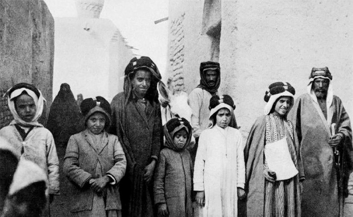 Araaboid's tweet photo. صورة من مدينة الزبير جنوب العراق لمجموعة من الشباب والأطفال النجديين عام 1923م 🇸🇦

تقول المستكشفة وعالمة الآثار البريطانية غيرترود بيل 1914-1920م عن سكان الزبير :
( سكان الزبير من طراز حسن ، لأنهم من النجديين المهاجرين إلى هذه البلاد ، أي من العرق العربي الخالص ) https://t.co/5VejYPSMle