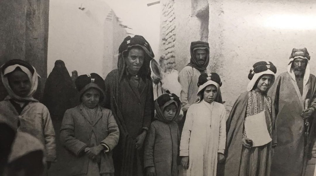 Araaboid's tweet photo. صورة من مدينة الزبير جنوب العراق لمجموعة من الشباب والأطفال النجديين عام 1923م 🇸🇦

تقول المستكشفة وعالمة الآثار البريطانية غيرترود بيل 1914-1920م عن سكان الزبير :
( سكان الزبير من طراز حسن ، لأنهم من النجديين المهاجرين إلى هذه البلاد ، أي من العرق العربي الخالص ) https://t.co/5VejYPSMle