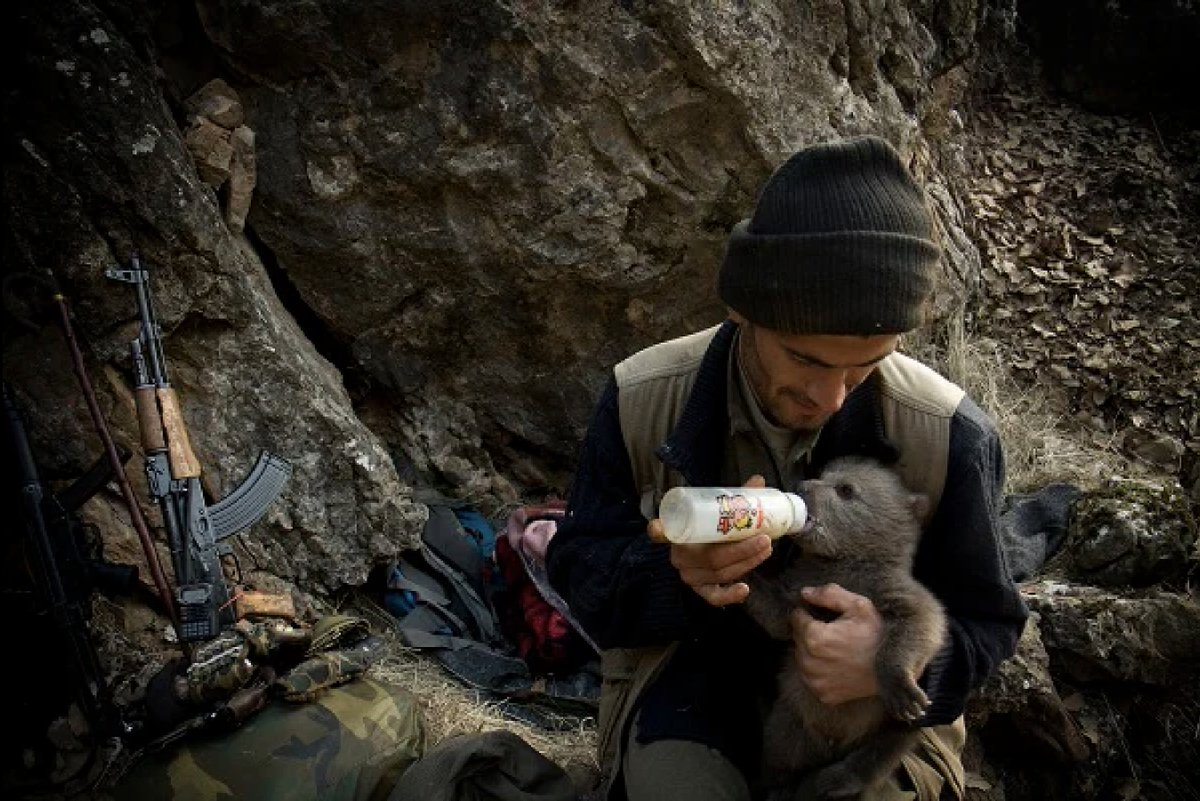 heyveron___'s tweet photo. Kendisini bir Ana gibi hissetmeyen hiç bir insan, insanlığın kurtuluşunda kendini bir davaya adayacak ruhun, yüreğin ve fedakârlığın sahibi olamaz. Bütün devrimciler biraz anacıldır. Ve bütün Analar devrimci.. https://t.co/h1FqUbPIPo
