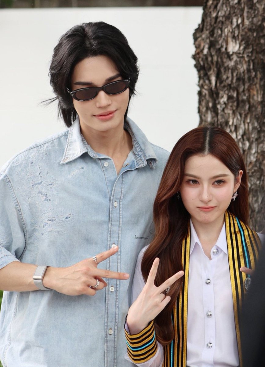 BishtRitik42341's tweet photo. WINPRIM TOGETHER AT PRIM'S GRADUATION 😭🎓🩷 MY HEART IS SO HAPPY!!! Seeing them together on such a special day makes this moment even more precious 🥹🫶🏻
CONGRAT PRIM NEW JOURNEY
#primiily #ลูกหมีของพรีม
#PrimGraduationDay
#winmetawin #winprim https://t.co/IrMjAb8a1F