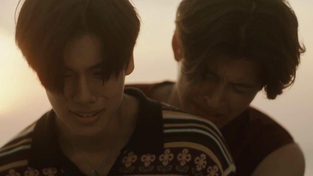 shinywn's tweet photo. @staylovejeongin @ppnaravit @phuwintang This scene is so sad. It may be someone’s situation right now. As the title says, “Never Let Go,” but sometimes people choose to let go because of their status, people’s judgment, or to sacrifice their love just to keep someone happy and safe. Even if it’s not with them. https://t.co/1R7O2qwBHn