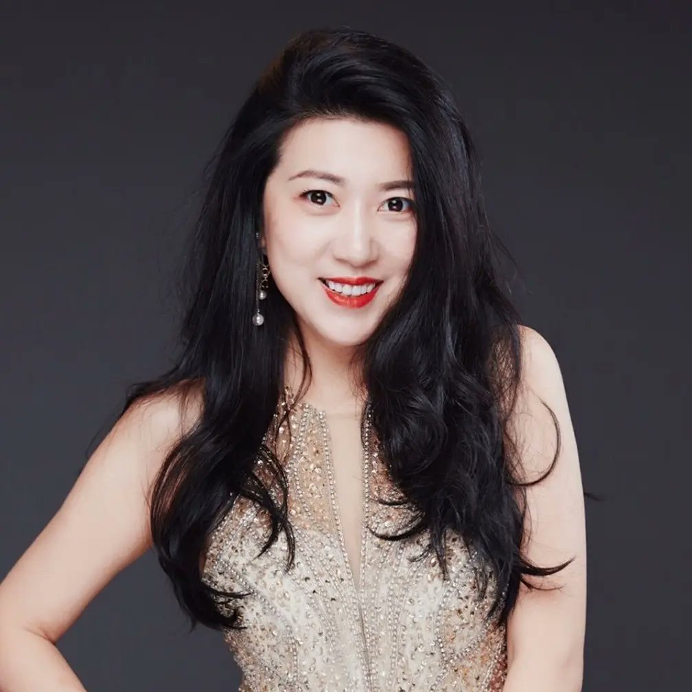 gtranslatornfsc's tweet photo. 方芳之后  其“娘家”仍持续输送实习生进美国政界办公室

9月3日（秘密翻译组）——据已解密的FBI文件报导，色诱前民主党众议员埃里克·斯沃韦尔的中共间谍方芳，是透过非营利组织“亚太裔美国人公共事务协会”（Asian Pacific American Public Affairs，APAPA）拓展政商人脉。该组织与中共存在关联，至今仍持续输送实习生向美国政界人士的办公室。

方芳在APAPA内一路晋升为APAPA某分会会长，她利用该组织帮助实习生进入加利福尼亚州的其他政治办公室,这是该组织的既定使命之一。斯沃韦尔告诉FBI，结识方芳是在他就任众议员前，他将其视为APAPA之间的主要联络人。方芳毕业于北京的国际关系学院——由国安部运营，在其进入美国两年后，便已进入FBI的监视视野。

●同一文件还详细描述了，方芳如何引诱通过 APAPA 网络结识的另外两名政客,二人均来自中西部。 其中一名是俄亥俄州市长, 方芳与其在一辆受到FBI电子监控的车内车震，虽然市长的身份从未被透露。

●APAPA全国主席尹集宪（Henry Yin）与中共“统一战线”体系的组织联系密切。尹本人曾对《中国日报》（China Daily）表示：“凭借我在美中两国积累的广泛人脉资源，以及多年在政府、商界和社会团体中的经验，若政府未来选择让我发挥某种作用，我将义不容辞。

尹集宪的领英资料显示，他自2019年起担任加州联邦众议员罗·康纳（Ro Khanna）高级顾问，但康纳办公室近期表示，尹集宪从未在众议员办公室担任正式职务。

根据APAPA的公开资料显示：

●纽约州参议员萨姆拉·布鲁克（Samra Brouk）及纽约州众议员金隆（Ron Kim）的办公室。都曾接收过APAPA的实习生。

●APAPA全国首席运营官玛丽莲·卡乔拉·露西（Marilyn Cachola Lucey）曾担任加州州众议员丽贝卡·鲍尔-卡汉（Rebecca Bauer-Kahan）的前政策总监。

●APAPA董事会成员安德鲁·杜鲁门·金（Andrew Truman Kim）曾担任加议员约翰·加拉门迪（John Garamendi）的助理。

方芳在意识到自己正受到监视后，于2015年逃回中国。她曾向中国媒体声称，FBI和CIA想用金钱收买她令其背叛祖国（美国国籍+100万美元的），这是不可能的，她因此选择了回国。