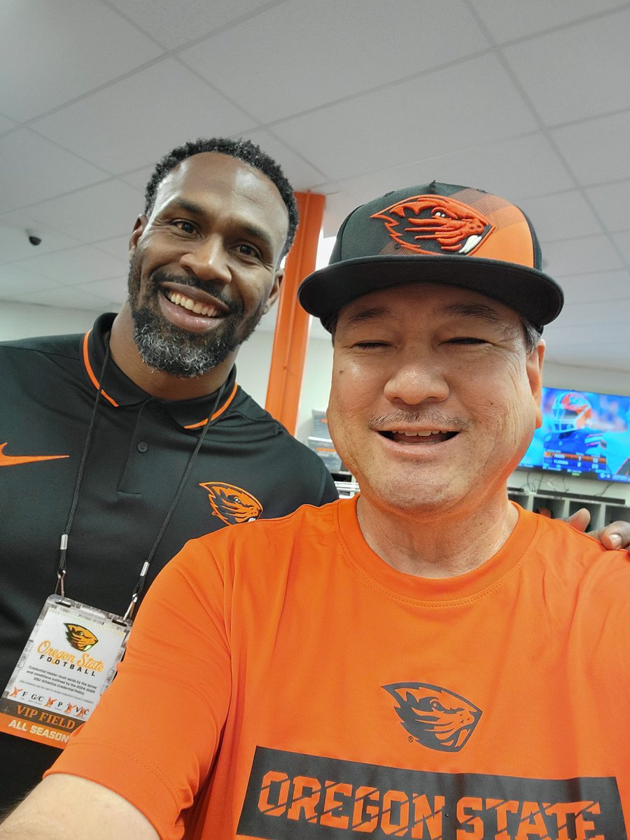 MarvinBeaverman's tweet photo. Day 9375 of Beaver Pride  -  Throwback Thursday. NFL great Steven Jackson. https://t.co/OrOqpiusSu