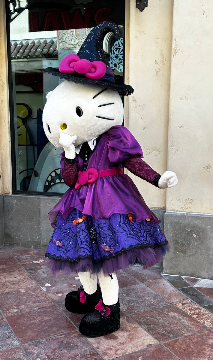 insideuniversal's tweet photo. Hello Kitty has arrived in her witch costume this morning, ready for the Halloween season. @UniStudios https://t.co/rAItNcEeXv
