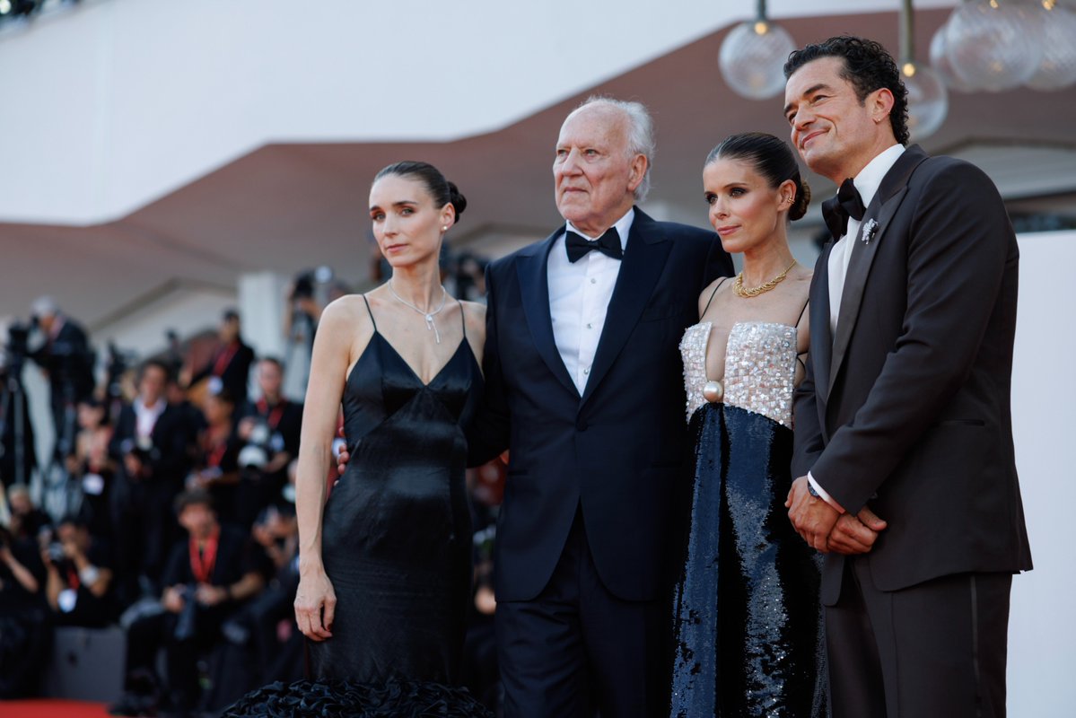 la_Biennale's tweet photo. #BiennaleCinema2026 #Venezia83 Last year, #WernerHerzog received the Golden Lion 🦁 for Lifetime Achievement and presented the film #GhostElephants 👻🐘🐘 But no animals this time! Just two sisters who behave as one, a love story and, well, now that we think about it, a character who’s a bit of a dog! 🐕 
#KateMara, #RooneyMara, #OrlandoBloom and #DomhnallGleeson on the Red Carpet of #BuckingFastard!