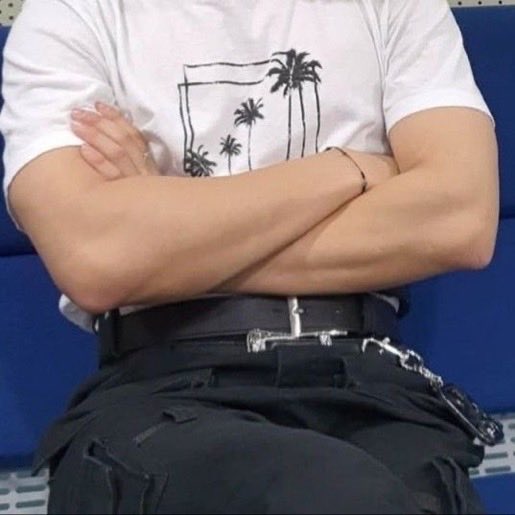 hynybnny's tweet photo. Changbins waist appreciation post 
it’s a thread 🧵🪡
#changbin #binnie https://t.co/WYoA0kqJSi
