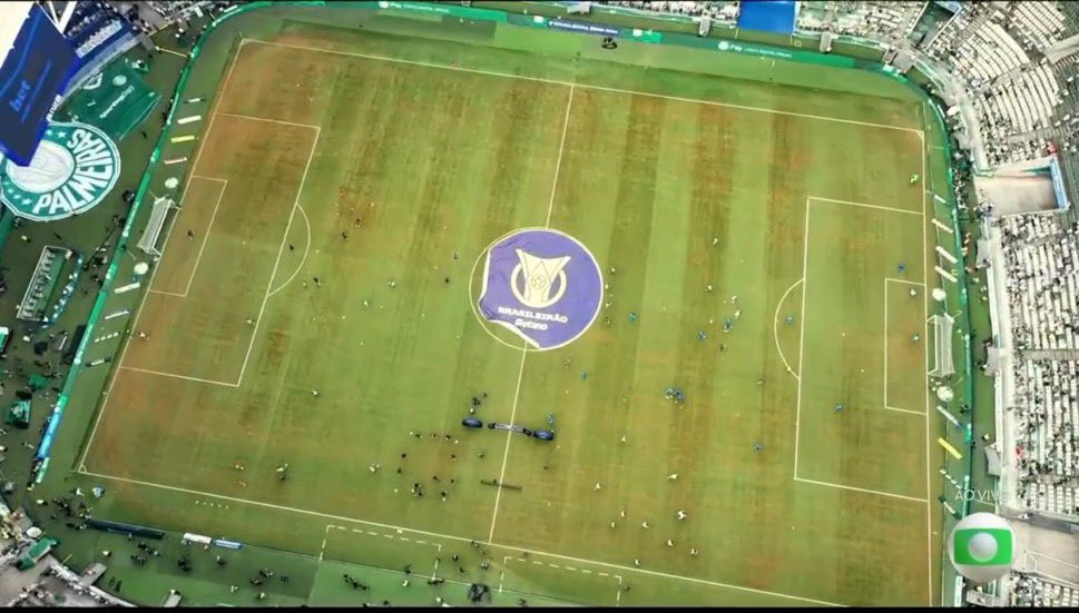 sfcpaolaa's tweet photo. os cara tem gramado de plástico e vem nessa autocrítica? demorou pra trocar né👏🏼 https://t.co/p4aYuVX9TT