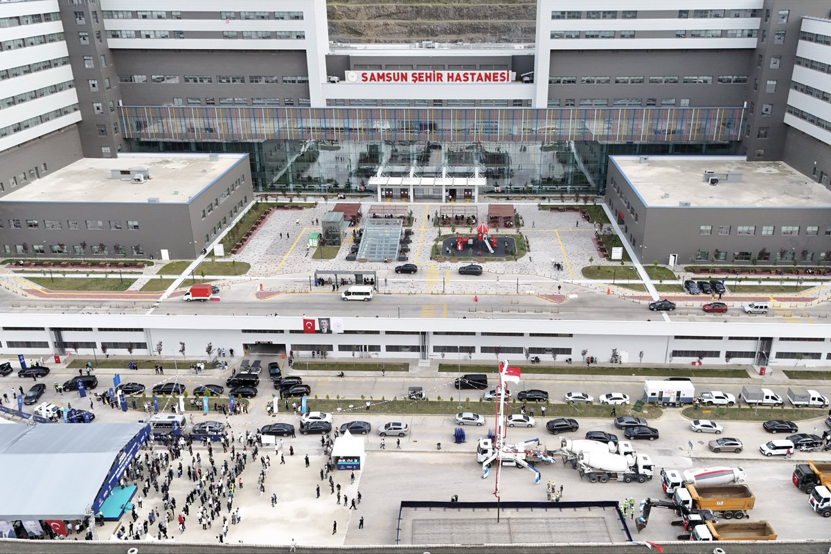 halitdoganbsk's tweet photo. 📍 Samsun Şehir Hastanesi Tramvay Hattı Temel Atma Töreni

Bugün temelini attığımız yeni tramvay hattıyla, Şehir Hastanemize ulaşımı daha hızlı ve konforlu hâle getirmenin yanı sıra, İlkadım Belediyemize kadar uzanan kuzey-güney eksenli güçlü bir ulaşım hattını da şehrimize kazandırmış olacağız.

Samsun’umuzun ulaşım altyapısını güçlendirecek bu önemli yatırımın şehrimize kazandırılmasında desteklerini esirgemeyen Cumhurbaşkanımız Sayın Recep Tayyip Erdoğan (@RTErdogan)’a, Ulaştırma ve Altyapı Bakanımız Sayın Abdulkadir Uraloğlu (@a_uraloglu)’na, Plan ve Bütçe Komisyonu Başkanımız, Milletvekilimiz Sayın Mehmet Muş (@mehmedmus)’a, kıymetli milletvekillerimize ve emeği geçen herkese şükranlarımı sunuyorum.

Şehrimizin ulaşımına, geleceğine ve hemşehrilerimizin yaşam kalitesine değer katacak bu önemli yatırımın Samsun’umuza hayırlı, uğurlu olsun.🚋🇹🇷