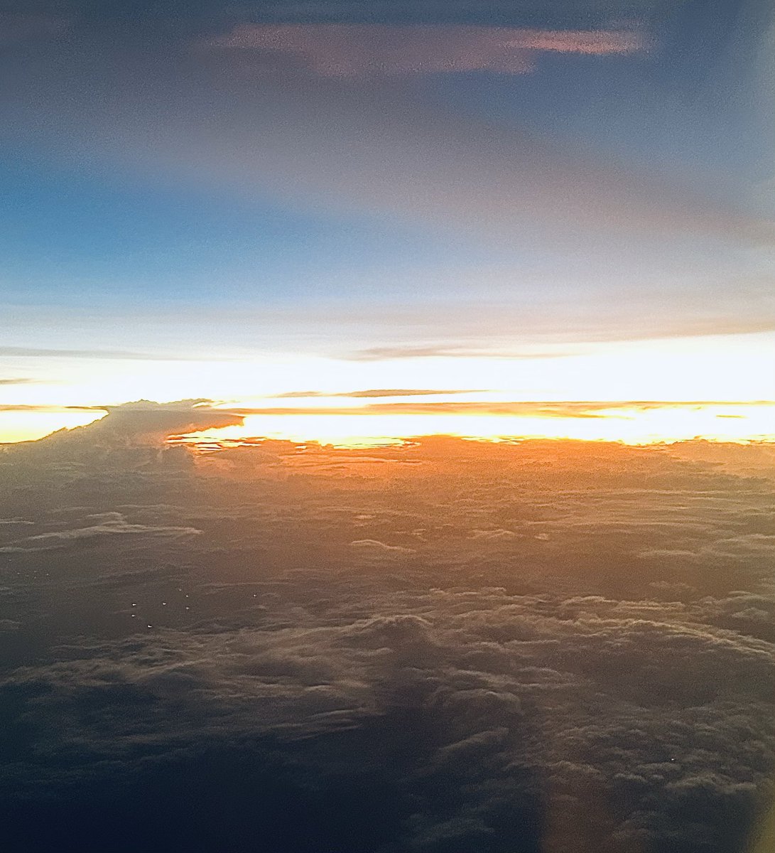 RoamMeFitTH's tweet photo. เอาภาพพระอาทิตย์ตกมุมสูงยามเย็นวันนี้มาฝากครับ🌅 https://t.co/uX9n3kUi3j