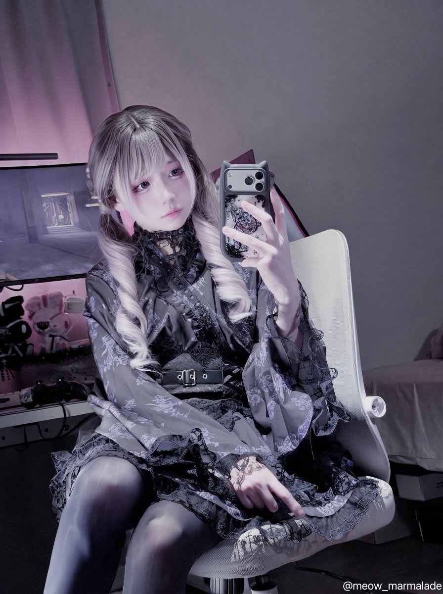 meow_marmalade's tweet photo. 等我回头寻她 四周已经变成花园的模样
她在我跟前 仿佛就和那时一样 那个到处寻找花园拍照的公主
但是她现在身处花园 眼神却变得木讷了
“我爱你” 
我沉默了半晌 自己嘴里最后只能挤出这些字
然后我便像认命一般地闭上了眼睛

等再睁开 那已经是再熟悉不过的天花板了 https://t.co/7eVxJfvZTu