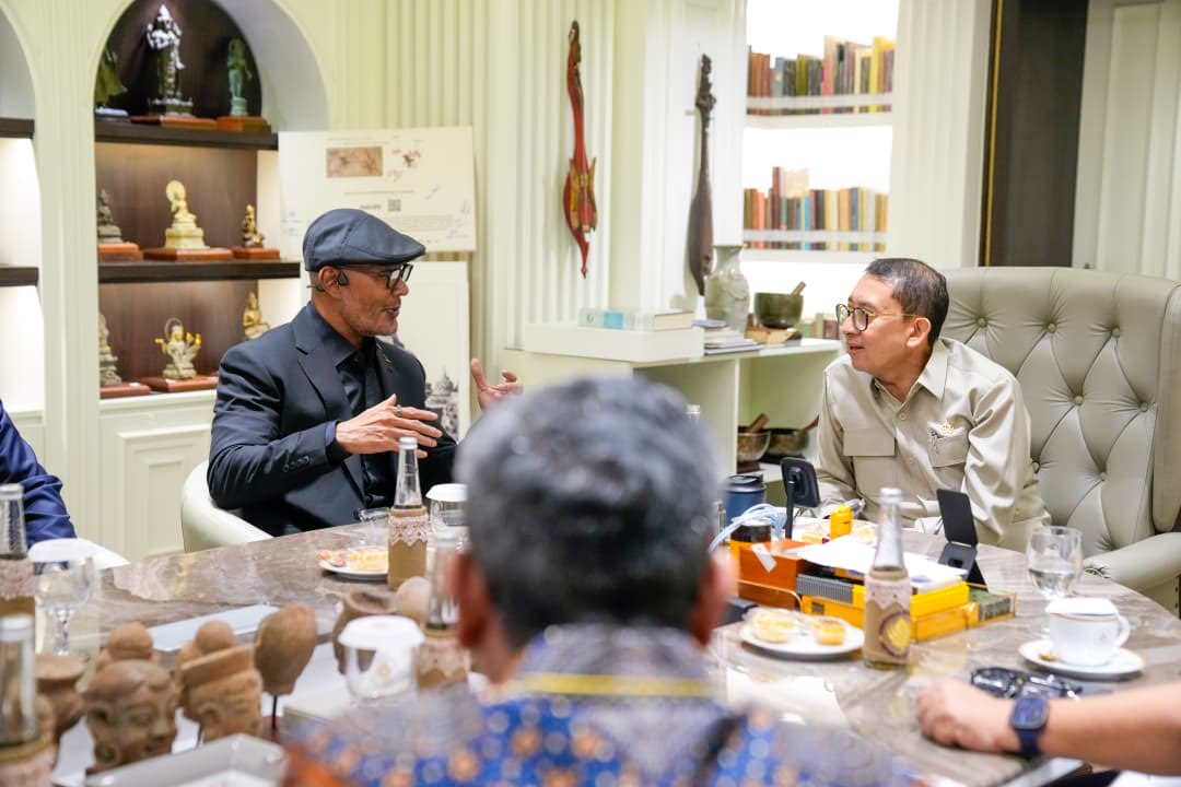 fadlizon's tweet photo. Sore ini, saya menerima Deddy Corbuzier di Ruang Rapat Kementerian Kebudayaan.

Kami berdiskusi untuk memperkuat kolaborasi dalam mendukung ekosistem budaya. Sinergi antara pemerintah, kreator, seniman, dan figur publik lintas sektor membawa dampak strategis. 

Sinergi lintas sektor—mulai dari para seniman, maestro, kreator muda, hingga figur publik—memegang kunci penting dalam menjaga relevansi budaya,  mulai dari penguatan ekosistem seni daerah hingga peta jalan budaya dan industri kreatif.