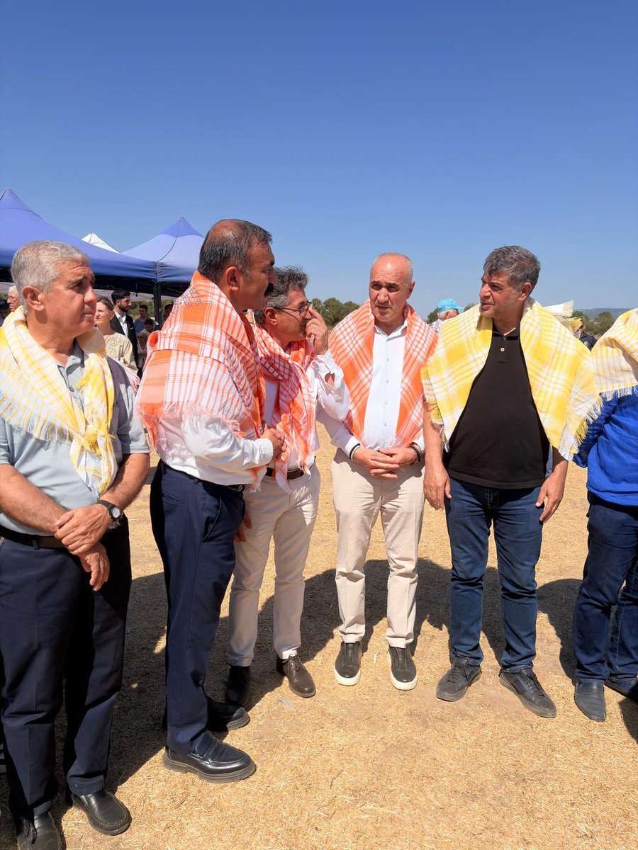 PolatSaroglu's tweet photo. Genel Başkanımız Sayın Özgür Özel ile birlikte, Manisa Hacıhaliller’de üzüm üreticilerimizle bir araya geldik.

Üreticilerimizin yaşad��ğı sorunları, beklentilerini ve taleplerini yerinde dinledik. Alın teriyle toprağa değer katan çiftçimizin emeğinin karşılığını aldığı, üretimin desteklendiği bir Türkiye için mücadelemizi kararlılıkla sürdürüyoruz.