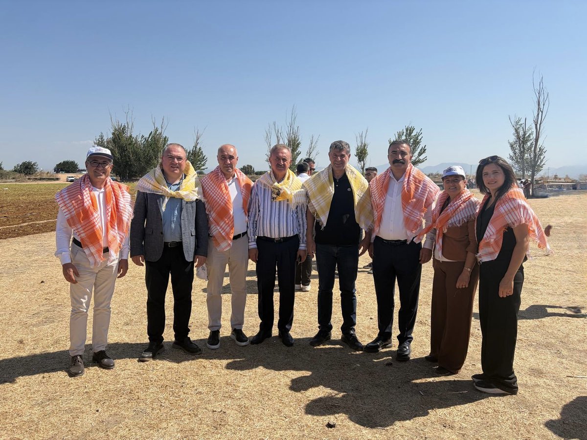 PolatSaroglu's tweet photo. Genel Başkanımız Sayın Özgür Özel ile birlikte, Manisa Hacıhaliller’de üzüm üreticilerimizle bir araya geldik.

Üreticilerimizin yaşad��ğı sorunları, beklentilerini ve taleplerini yerinde dinledik. Alın teriyle toprağa değer katan çiftçimizin emeğinin karşılığını aldığı, üretimin desteklendiği bir Türkiye için mücadelemizi kararlılıkla sürdürüyoruz.