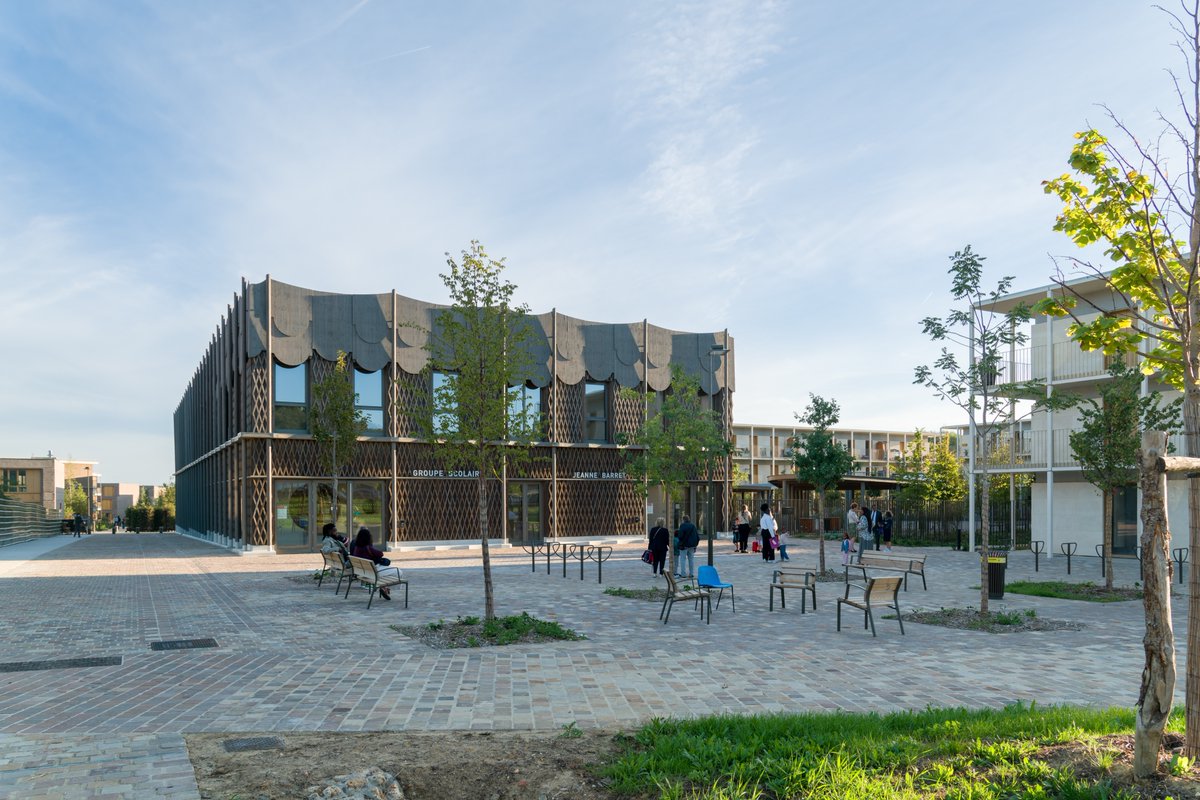 FdeMazieres's tweet photo. C'est la rentrée ! Heureux de visiter ce matin les écoles La Martinière, Les Chataigniers, le tout nouveau groupe scolaire Jeanne Barret du quartier Gally ainsi que la crèche Marie Anne Boivin. Je souhaite aux élèves, enseignants et à l'ensemble du personnel de tous les établissements de Versailles une excellente année scolaire.