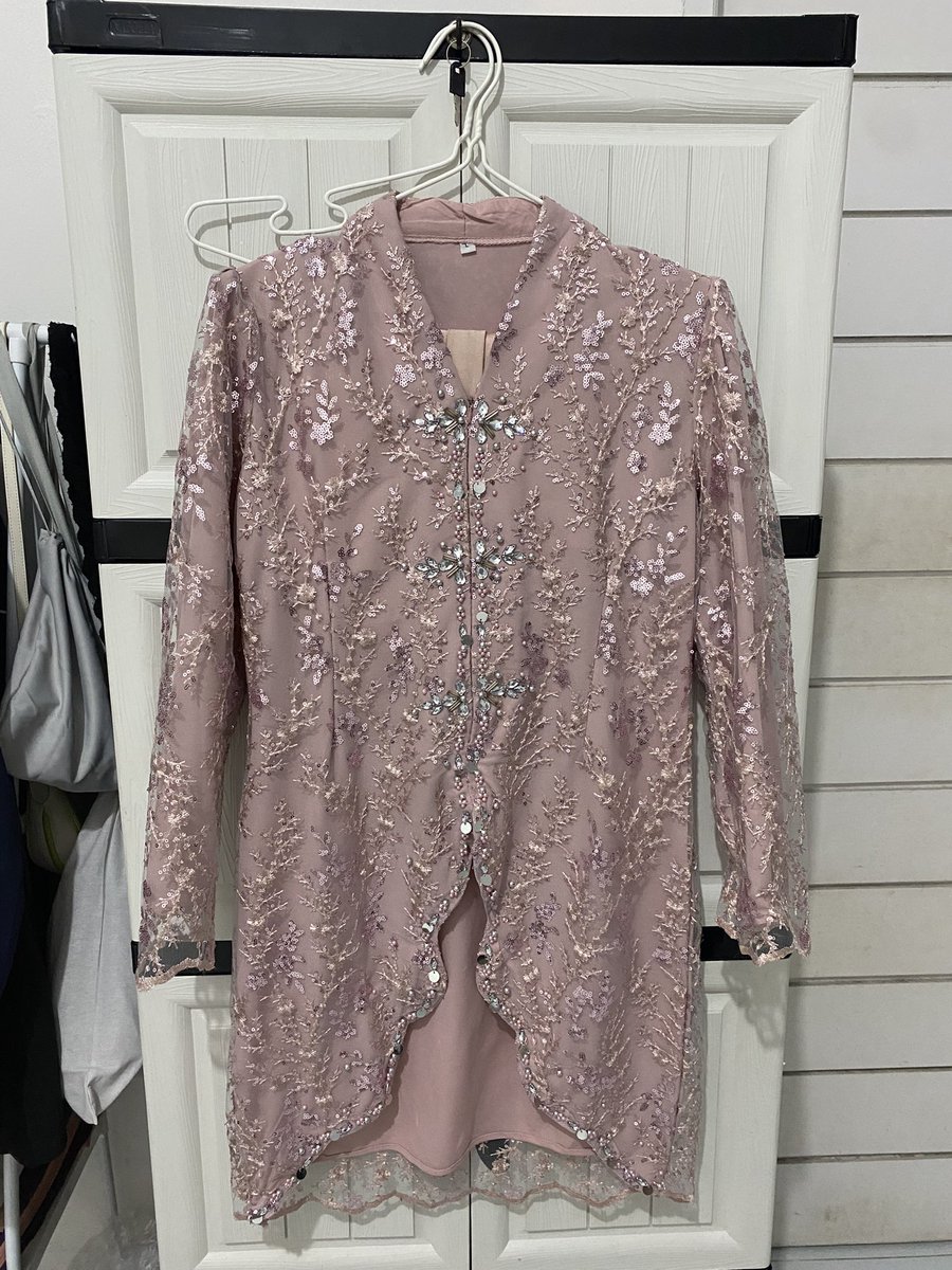 prelovedby_cc's tweet photo. WTS BAJU KEBAYA TANPA ROK
200k

baru sekali pake untuk kondangan
minat ? Dm https://t.co/h0ejNDuSaE