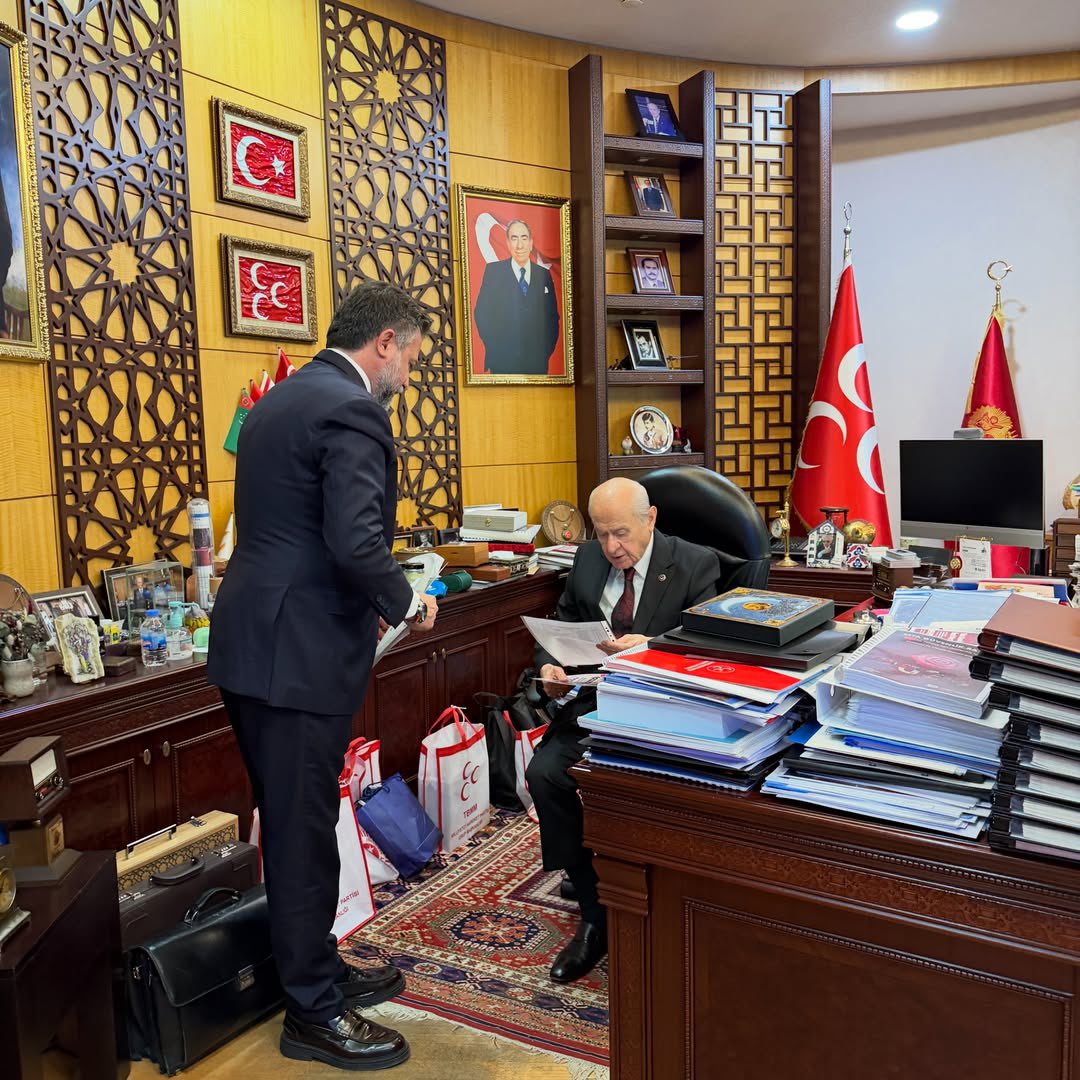 mhpantalyail's tweet photo. İl Başkanımız Sayın Sadullah Güneş Bey; Bilge Liderimiz, Genel Başkanımız Sayın Devlet Bahçeli Beyefendi’yi ziyaret ederek Zat-ı Alilerine 6 Eylül 2026 Pazar günü gerçekleştireceğimiz Antalya İl Başkanlığı 15. Olağan İl Kongresi davetiyemizi arz etti.

Liderimiz tüm dava arkadaşlarımıza ve hemşehrilerimize selamlarını ileterek, yapılacak olan İl Kongre’mizde başarı dileklerini ifade buyurdular.

Rabbimiz liderimizi başımızdan eksik etmesin!