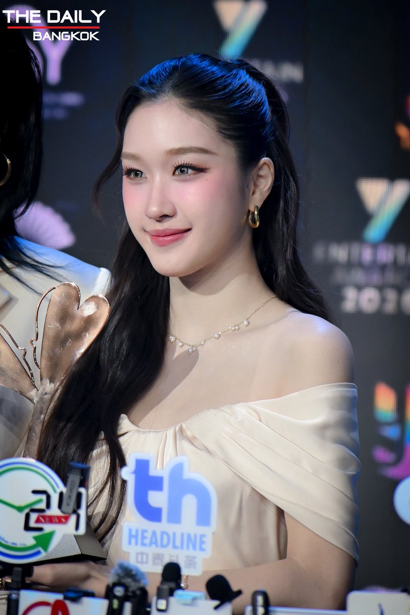 thedailybkk's tweet photo. " อะตอม ปริยะ "ช่วงสัมภาษณ์ในงานประกาศรางวัล "Y Entertain Awards 2026" 

FAYEATOM Y ENT AWARDS 2026
#YentertainAwards2026xFayeAtom
#FayeAtom #AtomPariya
#YentertainAwards2026 https://t.co/kCcYuQH9NQ