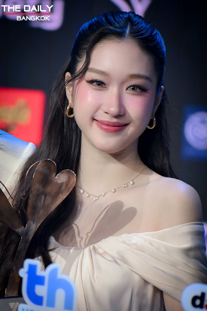 thedailybkk's tweet photo. " อะตอม ปริยะ "ช่วงสัมภาษณ์ในงานประกาศรางวัล "Y Entertain Awards 2026" 

FAYEATOM Y ENT AWARDS 2026
#YentertainAwards2026xFayeAtom
#FayeAtom #AtomPariya
#YentertainAwards2026 https://t.co/kCcYuQH9NQ