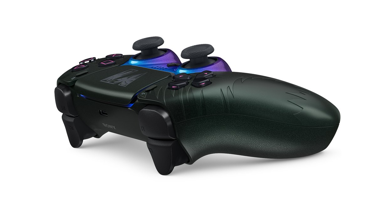 PlayStationUK's tweet photo. The Grand Theft Auto VI Black Limited Edition DualSense controller

[1/2] https://t.co/GOvplfkL7A