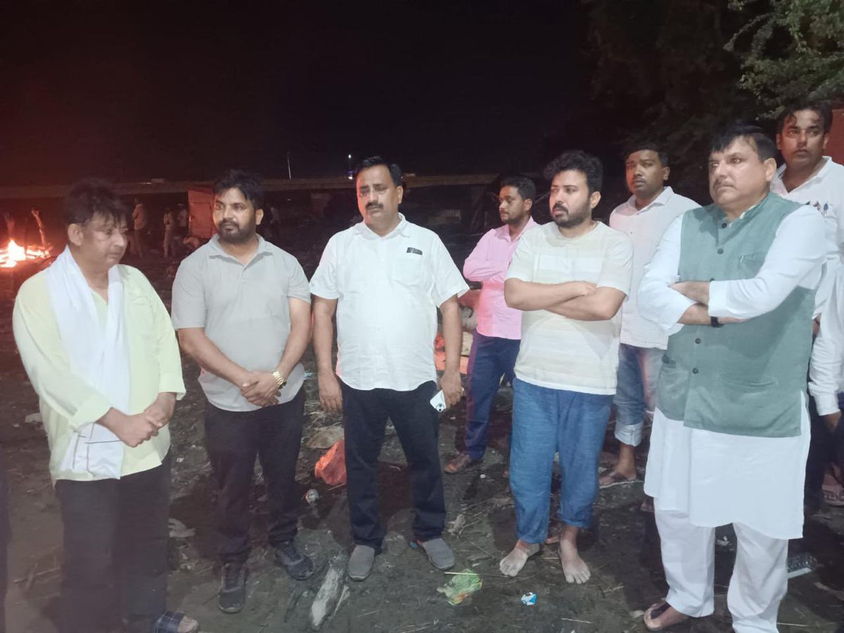 SanjayAzadSln's tweet photo. भाई @ipathak25 की माता जी के अंत्येष्टि में शामिल होकर उन्हें श्रद्धांजलि अर्पित की।
ईश्वर उनकी पुण्य आत्मा को अपने चरणों में स्थान दें।
प्रभु परिजनों को ये अपार दुःख सहन करने की शक्ति दें।
🕉️ शांति https://t.co/ZXuRt4lNna