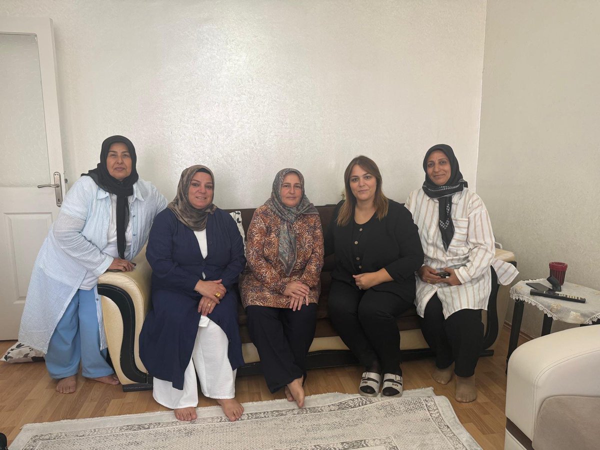 avyaseminkaraca's tweet photo. Şehitkamil Kadın Kolları Yönetim Kurulu Üyelerimiz ile birlikte Seyrantepe Mahalle Temsilcimiz Edibe Bayka'yı ziyaret ettik.

Rahatsızlık geçiren kıymetli oğluna geçmiş olsun dileklerimizi iletir, Yüce Allah’tan acil şifalar dileriz. 

Rabbim tüm hastalarımıza şifa versin.🤲

@tugbaisikercan 
@deryabakbak27 
@FatmaSahin 
@ismailguler027