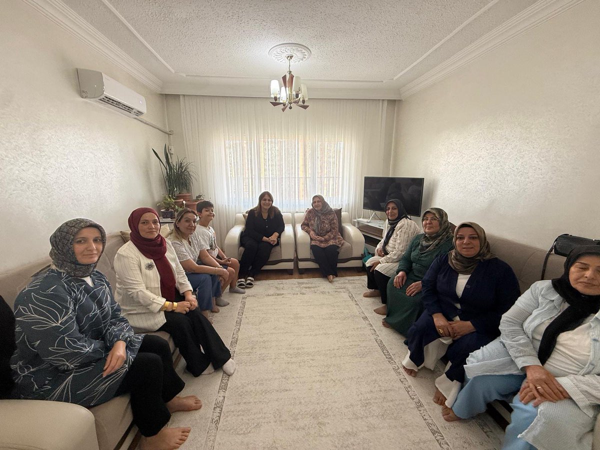 avyaseminkaraca's tweet photo. Şehitkamil Kadın Kolları Yönetim Kurulu Üyelerimiz ile birlikte Seyrantepe Mahalle Temsilcimiz Edibe Bayka'yı ziyaret ettik.

Rahatsızlık geçiren kıymetli oğluna geçmiş olsun dileklerimizi iletir, Yüce Allah’tan acil şifalar dileriz. 

Rabbim tüm hastalarımıza şifa versin.🤲

@tugbaisikercan 
@deryabakbak27 
@FatmaSahin 
@ismailguler027