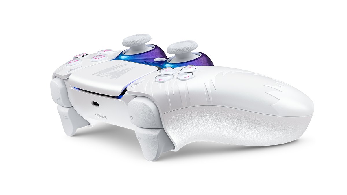 PlayStationUK's tweet photo. The Grand Theft Auto VI White Limited Edition DualSense controller

[2/2] https://t.co/8oWawyXzuG