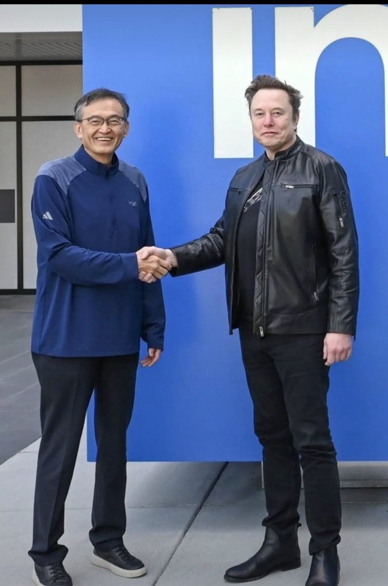 Commentaryx877's tweet photo. ❓Would you greet Elon Musk if you met him in person? 👋

🅰️ Definitely! ❤️
🅱️ Absolutely not! 😅 https://t.co/1YyZE4sgzH