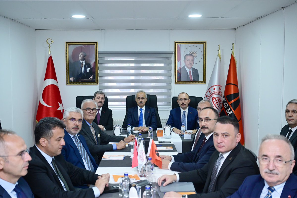 mehmedmus's tweet photo. Ulaştırma ve Altyapı Bakanımız Abdulkadir Uraloğlu ile Samsun Batı Çevre Yolu Şantiyesi’ni ziyaret ederek bilgi aldık.

Şehrimizin ulaşım altyapısını güçlendirecek, trafiğini rahatlatacak bu önemli yatırımın bir an önce tamamlanması için çalışmaları yakından takip ediyoruz. https://t.co/NzJmRi6JLB