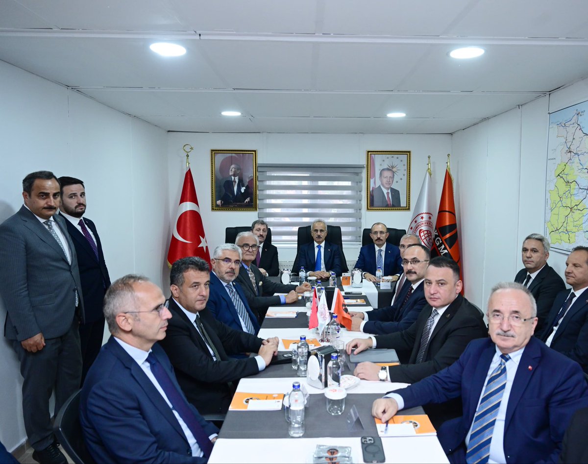 mehmedmus's tweet photo. Ulaştırma ve Altyapı Bakanımız Abdulkadir Uraloğlu ile Samsun Batı Çevre Yolu Şantiyesi’ni ziyaret ederek bilgi aldık.

Şehrimizin ulaşım altyapısını güçlendirecek, trafiğini rahatlatacak bu önemli yatırımın bir an önce tamamlanması için çalışmaları yakından takip ediyoruz. https://t.co/NzJmRi6JLB