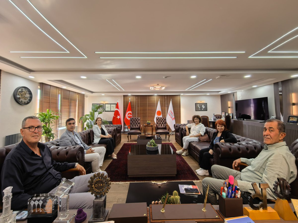 diskinsesi's tweet photo. KESK Eş Genel Başkanı Ayfer Koçak, Eğitim, Örgütlenme ve Basın Yayın Sekreteri Sema Pınar ve Mali Sekreter Erdal Karakuş Konfederasyonumuzu ziyaret ederek Genel Başkanımız Arzu Çerkezoğlu, Genel Sekreterimiz Tayfun Görgün ve Yönetim Kurulu üyemiz Şükret Sevgener ile bir araya geldi. Ziyarette emeğin gündemleri ele alındı.