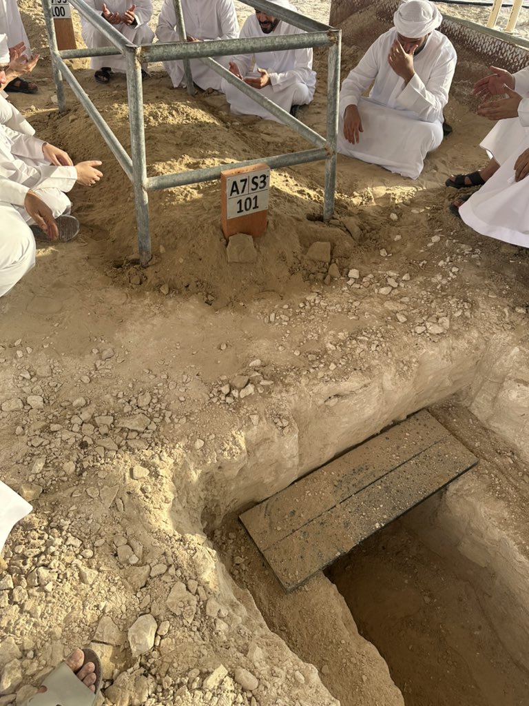 aliyalmr's tweet photo. رحلت خالتي، ورحل معها جزء من قلبي.
غادرت من كانت لي أماً ثانية وحضناً دافئاً.
غاب وجهك يا خالتي، وغابت معك لّذة الحياة.
رحلت التي رعتني وحملتني طفلاً، وبكتني كبيراً، ماتت أُمي الثانية، فاللهم ارحم قطعة من قلبي فارقتني وأسكنها فسيح جناتك. https://t.co/yU2cuy9bvh