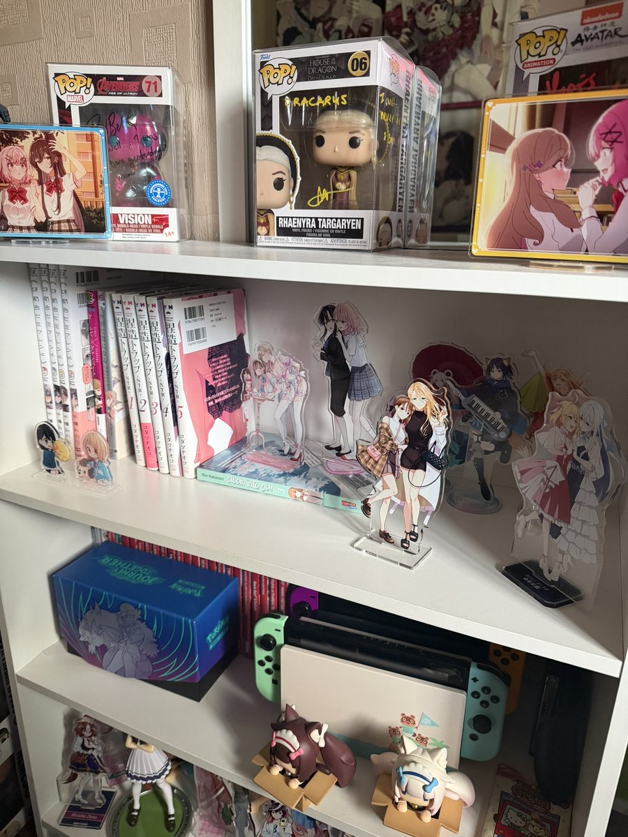 lauraisntlive's tweet photo. 自己紹介

百合作品が大好きな大人の女性です。コレクションを共有したり、お友達を作ったりしたいと思っています！イギリス出身で、現在日本語も勉強中です。私の百合コレクションと好きなキャラクターの写真を載せておきますね。 https://t.co/usVMMrx3lr