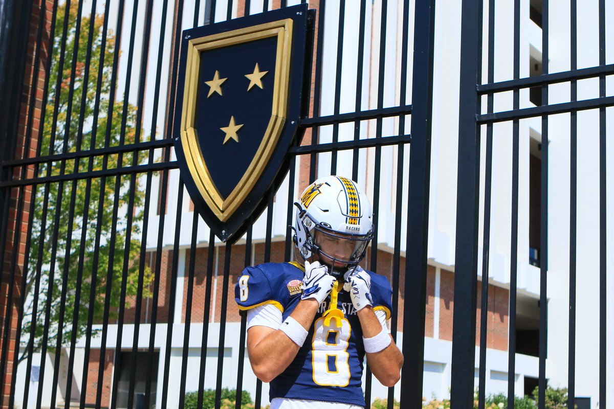 racersfootball's tweet photo. Just a touch of gold ⚪️🔵🟡

#GoRacers🏇 https://t.co/rxnFQrfNPV