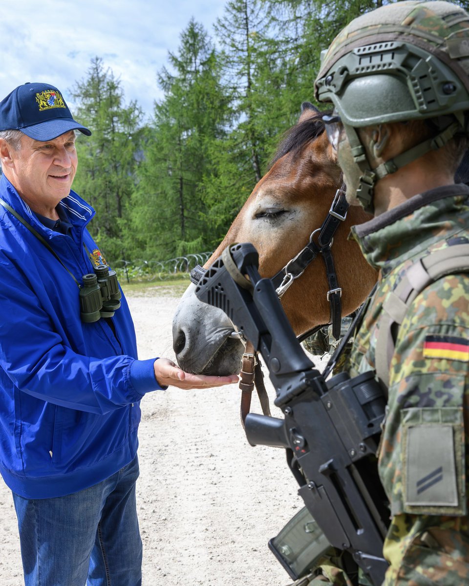 Markus_Soeder's tweet photo. Stärkung für die tierischen Unterstützer der #Bundeswehr: Habe heute die Mulis „Fritz“ und „Otto“ bei einer Gebirgsübung kennengelernt. Sie sind Tragetiere bei den Gebirgsjägern und große Hilfen im alpinen Gelände. Gab für beide ein Leckerli 😀 https://t.co/BKnTp8su1j