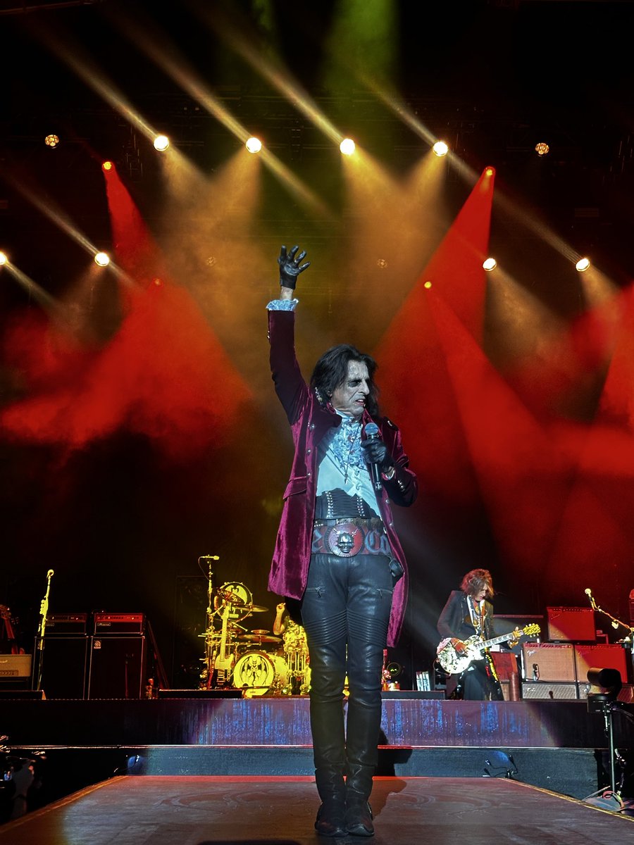 jamesgorvetttr1's tweet photo. @alicecooper Thank you and the @hollywoodvamps @ScarboroughOAT it was a great night. https://t.co/bpR7wg76Cc
