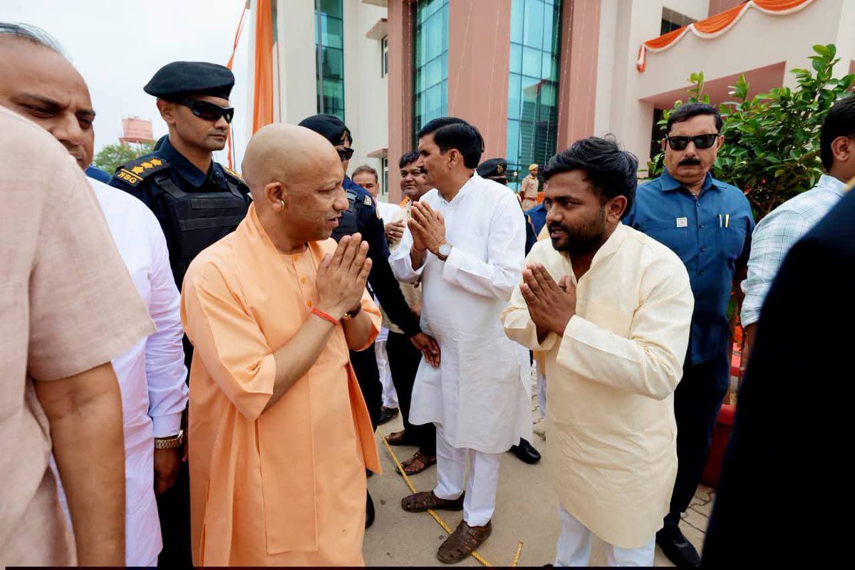 sf_alvi's tweet photo. आज वृंदावन मथुरा आगमन पर उत्तर प्रदेश के मुख्यमंत्री श्री योगी आदित्यनाथ जी का श्री कृष्ण जन्माष्टमी के शुभ अवसर पर स्वागत अभिनंदन किया।
@BJP4India @BJP4UP @BJPMinMorcha @BJPAMUP @Ashokkatariya9 @Nirbhaypandey79 https://t.co/QB7S9cS1yW