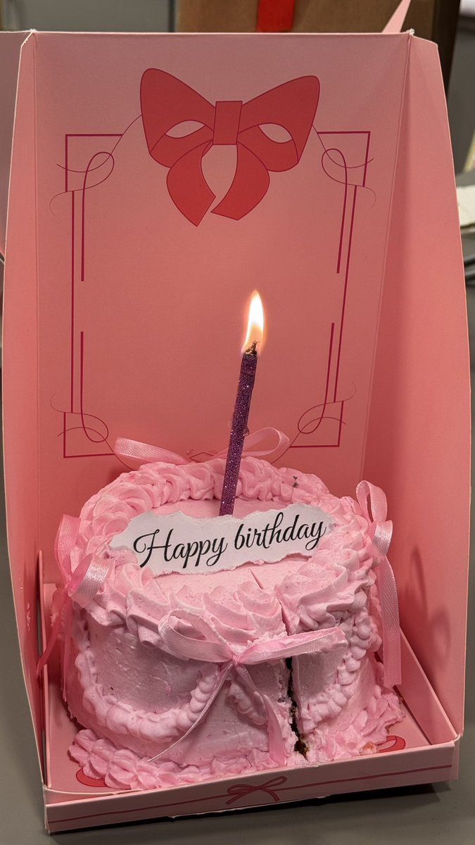 siilax9's tweet photo. 𝘈 𝘴𝘶𝘳𝘱𝘳𝘪𝘴𝘦 𝘧𝘳𝘰𝘮 𝘧𝘳𝘪𝘦𝘯𝘥𝘴 🌷🤍. https://t.co/xDvOPULQft