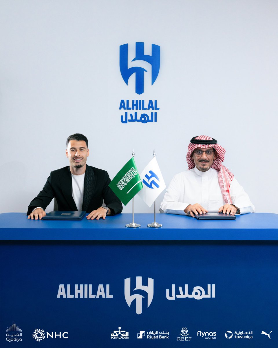 ADB_SPORT's tweet photo. 📸💙 لقطات من مراسم توقيع غابرييل مارتينيلي مع الهلال! ✍🏼🔵

لحظات توقيع النجم البرازيلي عقده مع الزعيم.. وبداية الرحلة الهلالية رسميًا. 🇧🇷👑

#الهلال #مارتينيلي #غابرييل_مارتينيلي #دوري_روشن_السعودي #الدوري_السعودي #ADB_SPORT https://t.co/L200Y0NyKW