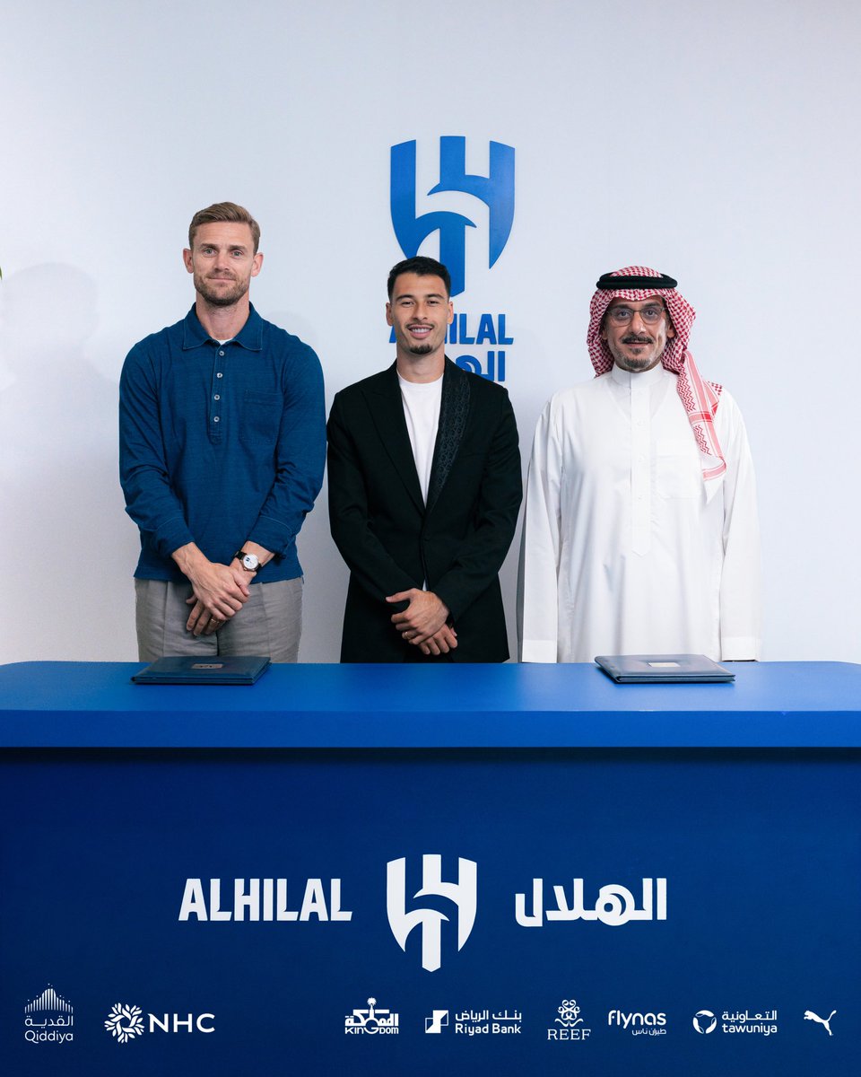 ADB_SPORT's tweet photo. 📸💙 لقطات من مراسم توقيع غابرييل مارتينيلي مع الهلال! ✍🏼🔵

لحظات توقيع النجم البرازيلي عقده مع الزعيم.. وبداية الرحلة الهلالية رسميًا. 🇧🇷👑

#الهلال #مارتينيلي #غابرييل_مارتينيلي #دوري_روشن_السعودي #الدوري_السعودي #ADB_SPORT https://t.co/L200Y0NyKW