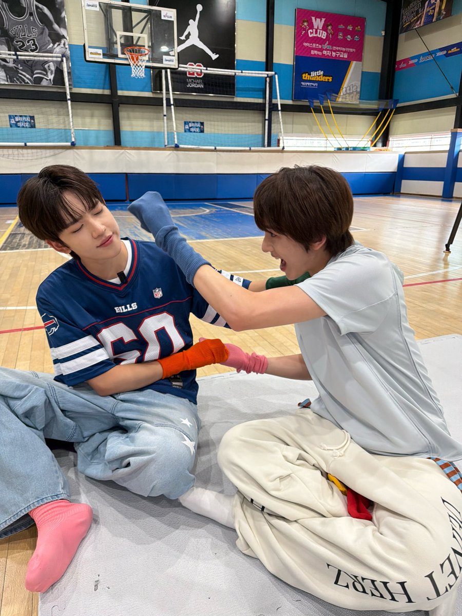 alsalszzz's tweet photo. 세민재 이런느낌
똥강아지들 투닥거리는거 한쪽이 다 받아주는 것처럼 보이지만 속은 서로 귀여워하고.
그래봣자 남들 눈에는 둘 다 순딩이인거 똑같음 https://t.co/HQHzaWKXpA