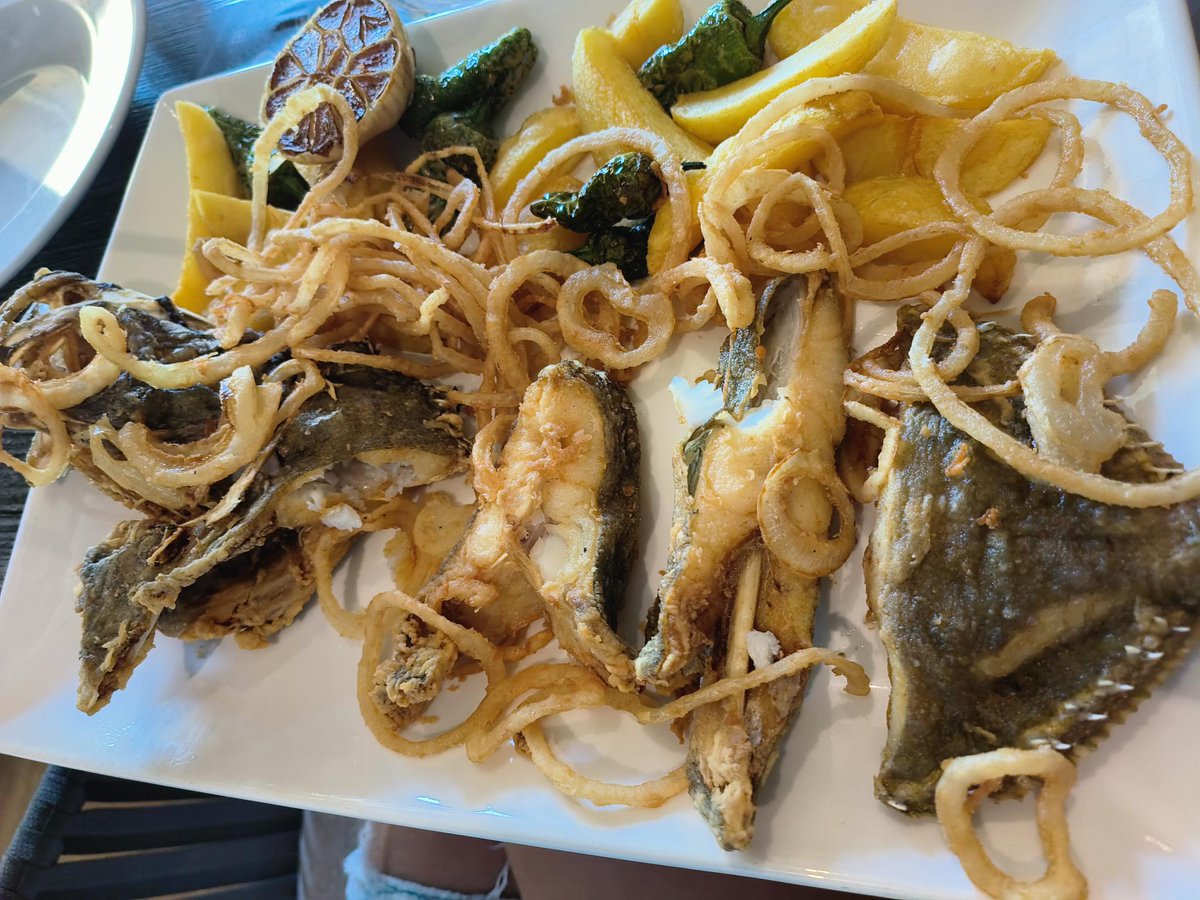 GourmetyM's tweet photo. Nos ha gustado mucho la oferta y el servicio de Figueret, en Playa de Muro, al norte de Mallorca. Cocina auténticamente local y servicio de una amabilidad extraordinaria. Buenos vinos mallorquines y excelente oferta golosa. #restaurantes #Mallorca https://t.co/5XCtLTEUob