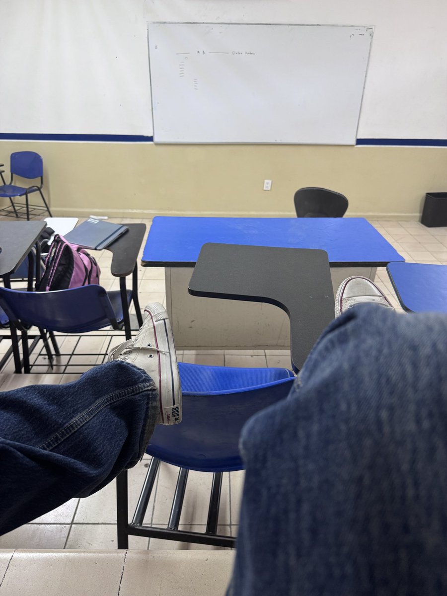 mirrakee's tweet photo. nmn vine nomas d mensa a la uni, no he tenido ni una clase xd https://t.co/GcCtbukv1k