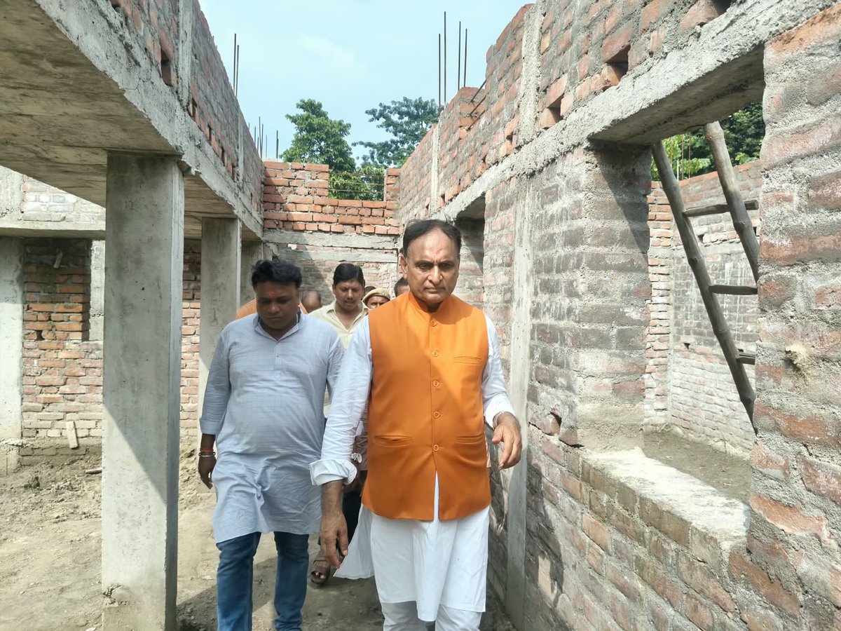 RakeshSinha01's tweet photo. आज अपने गाँव मनेसरपुर (बेगूसराय) में सांसद निधि से बन रहे पुस्तकालय का निरीक्षण किया।जल्द ही यह भवन युवाओं और छात्रों के लिए ज्ञान का केंद्र बनेगा। https://t.co/7Ekk8ySOpy